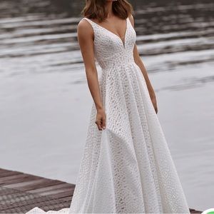 Madi Lane Clara Bridal/Wedding Gown - size 14